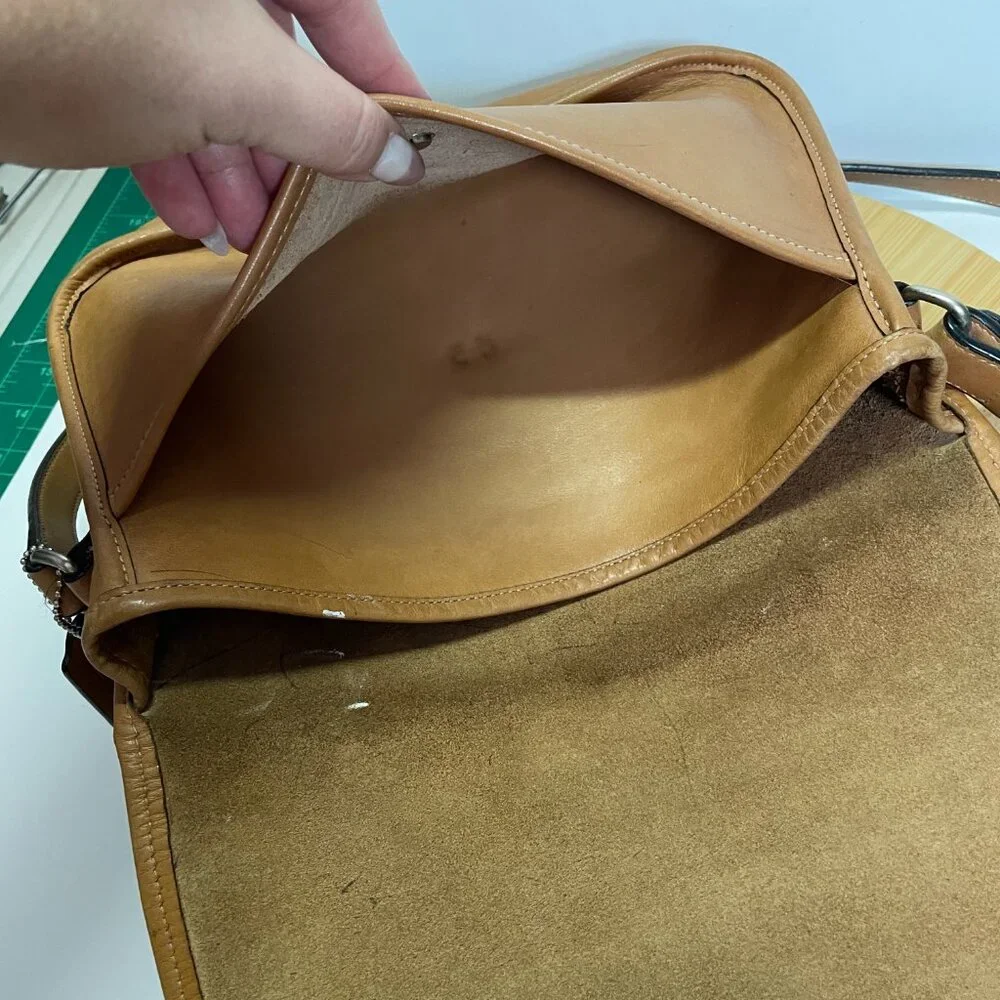 Vintage Coach 9790 City Bag Tan Leather Purse Shoulder Crossbody Brass Kiss Lock - Picture 10 of 13